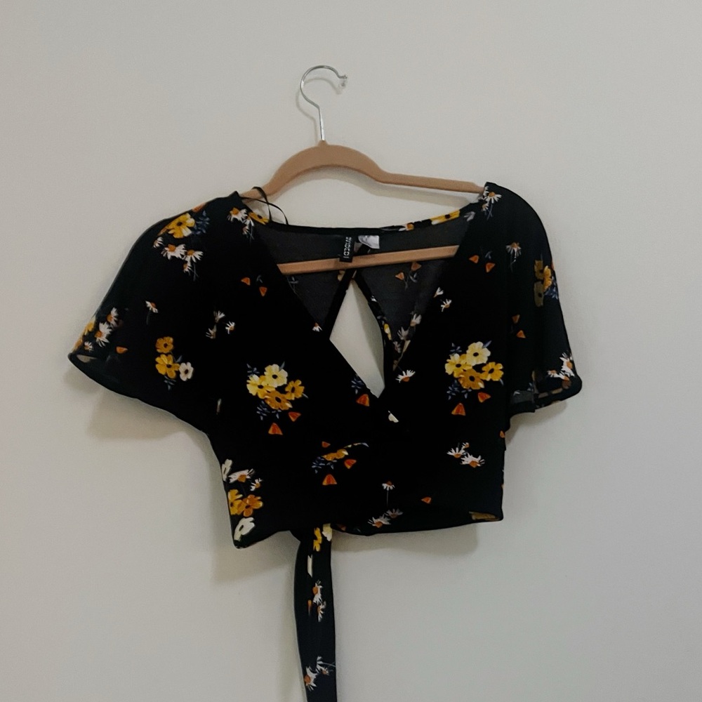 H&M Divided Crop Top Women’s Size Small, Black Floral Tie